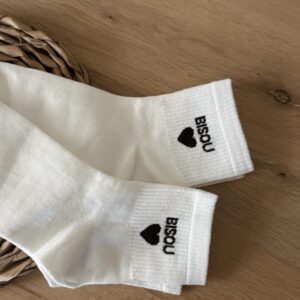 Chaussettes blanches avec message "bisou"
